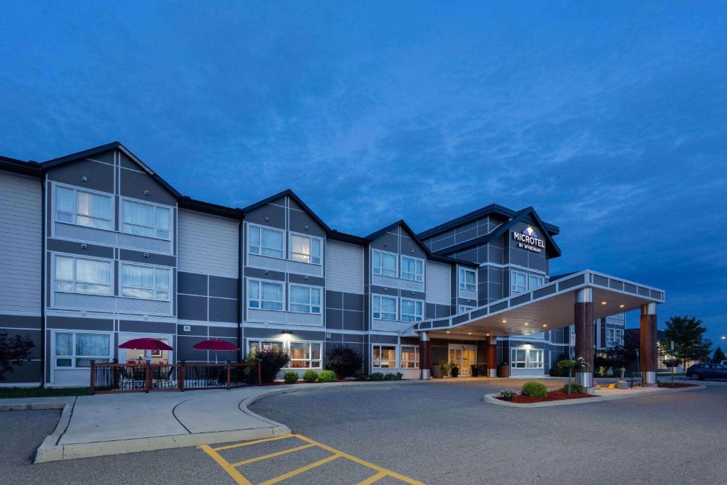 ティミンズにあるMicrotel Inn & Suites by Wyndham - Timminsのホテルの正面に駐車場があります。