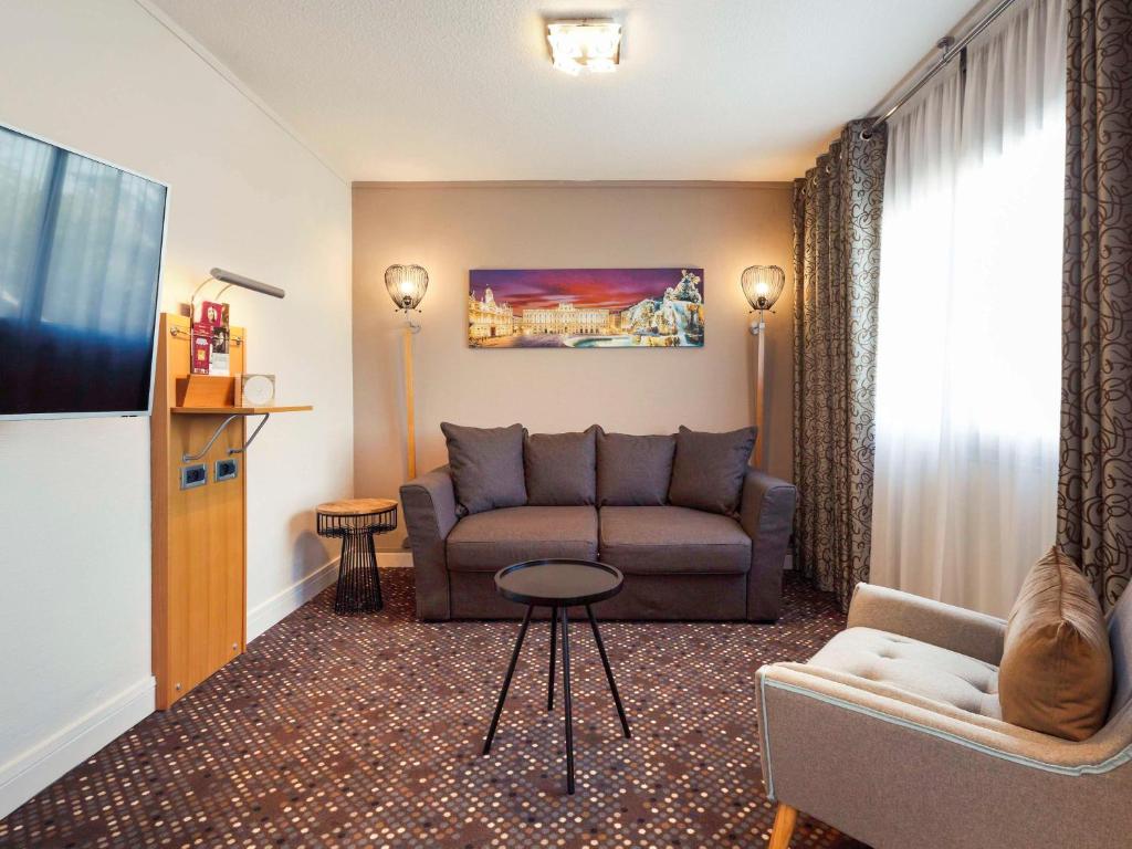 TV a/nebo společenská místnost v ubytování Mercure Lyon Charbonnières