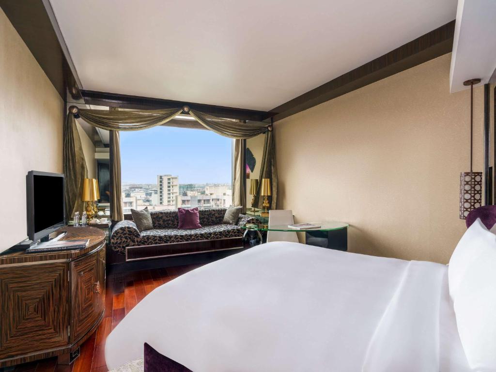 TV a/nebo společenská místnost v ubytování Sofitel Mumbai BKC