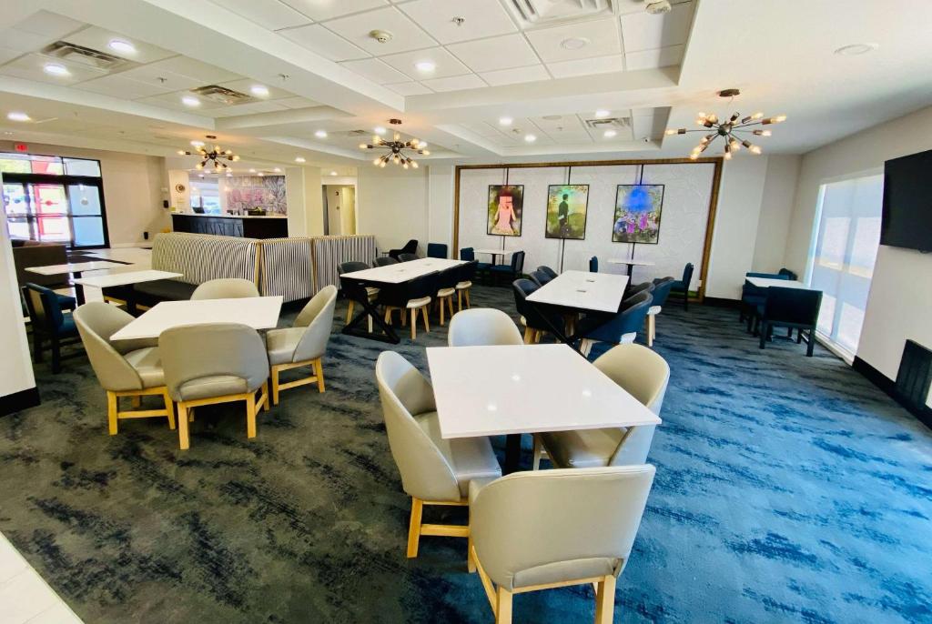 TV a/nebo společenská místnost v ubytování La Quinta by Wyndham Mt. Laurel - Philadelphia