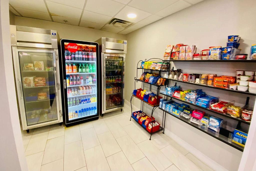 Supermarket nebo jiné obchody v  hotelu nebo okolí