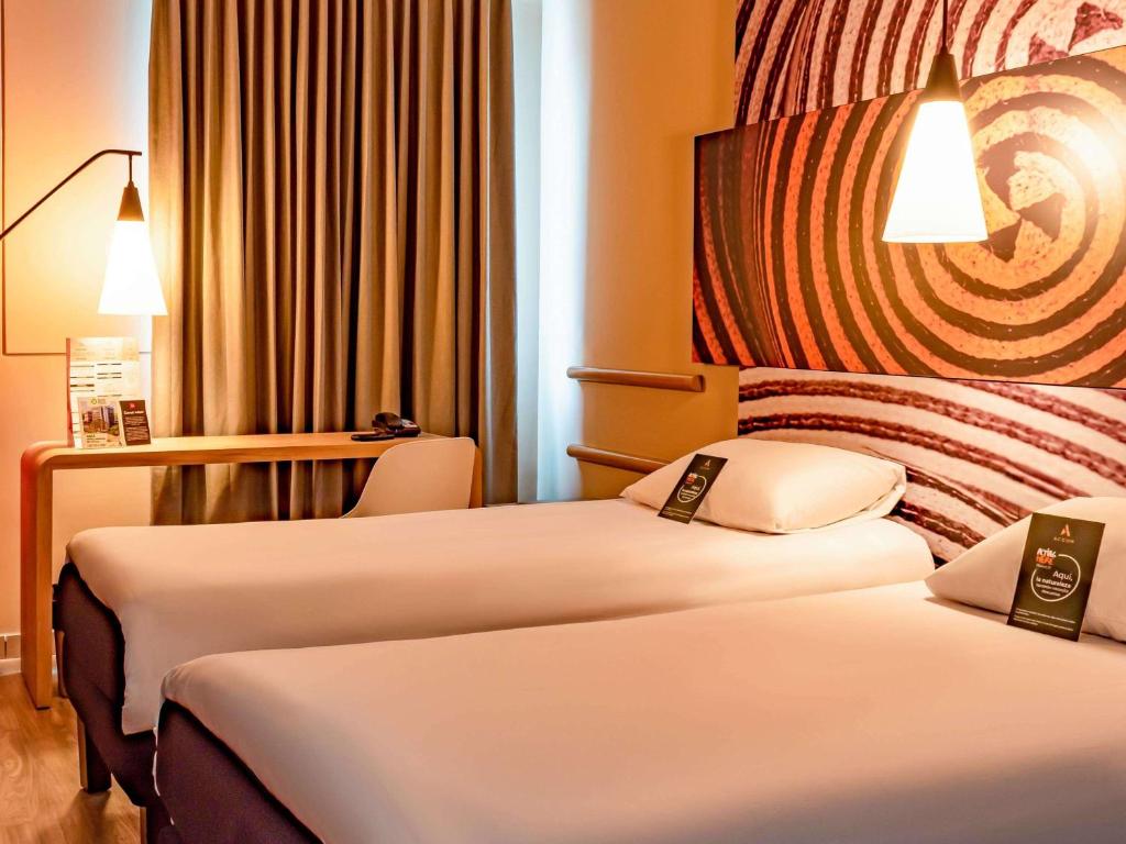 Postel nebo postele na pokoji v ubytování ibis Apartado