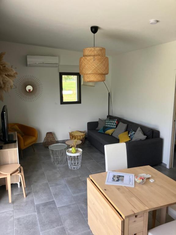 un salon avec un canapé et une table dans l'établissement Petite maison au cœur des Châteaux de la Loire, à Onzain