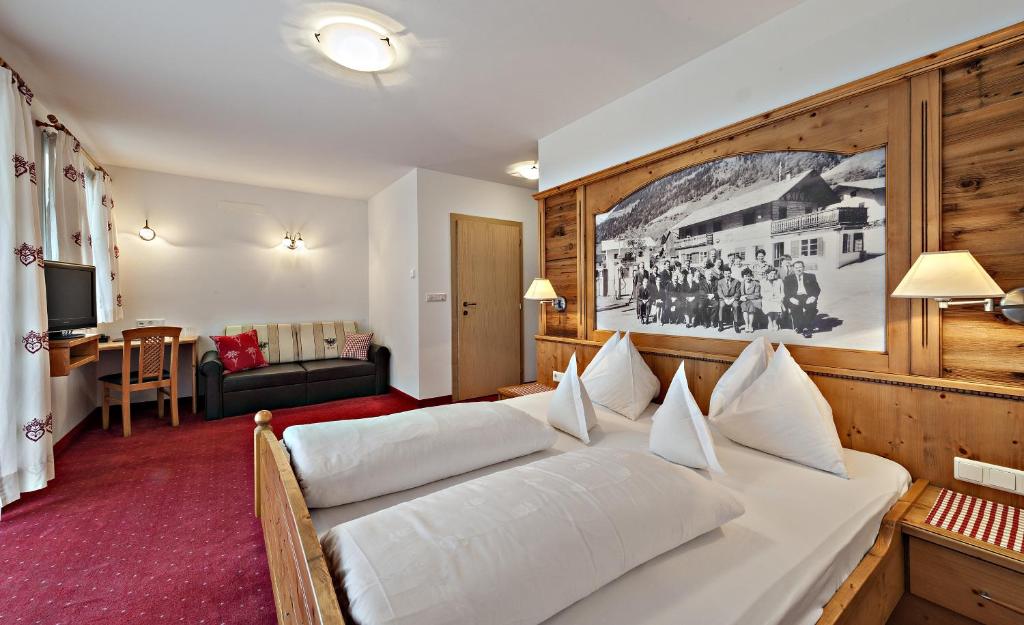 Televízia a/alebo spoločenská miestnosť v ubytovaní Hotel Pfandleralm