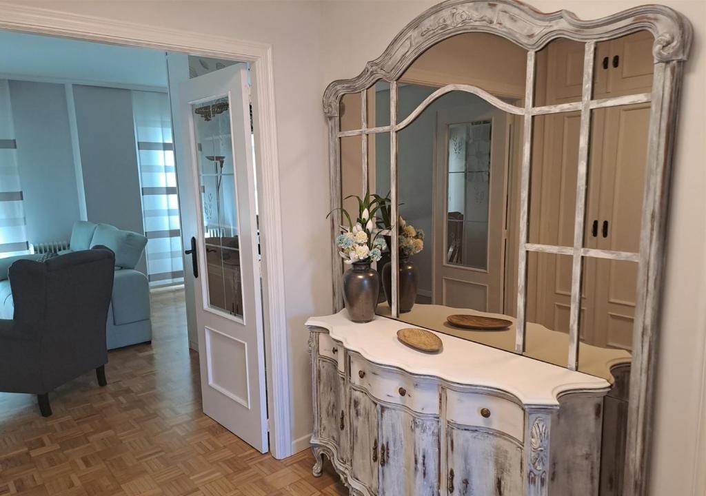baño con espejo grande en un tocador en Peña de Francia, en Zamora