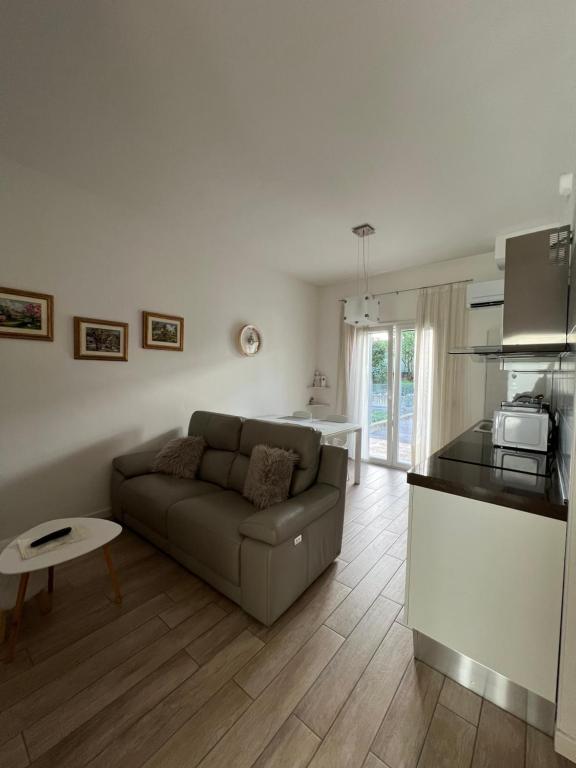 a living room with a couch and a kitchen at Appartamento Noi Due in Riva del Garda