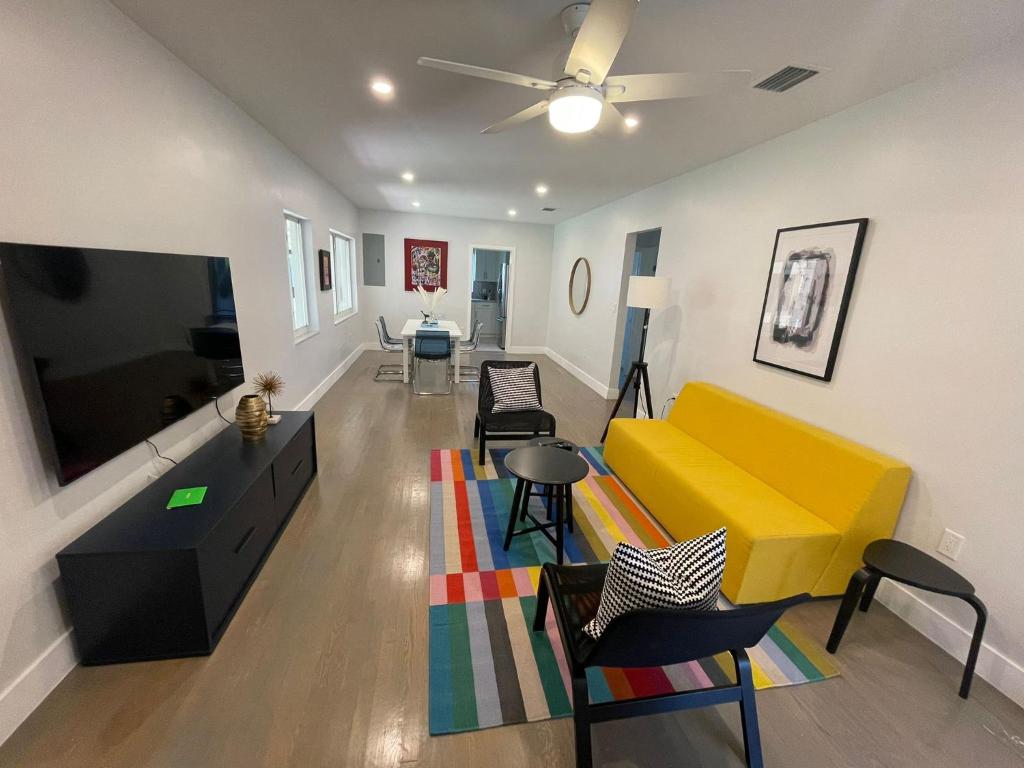 d'un salon avec un canapé et des fauteuils jaunes. dans l'établissement Best location Miami Brickell 3 bedroom Home, à Miami