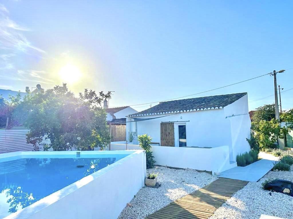 una piscina frente a una casa blanca en Casa XS, en Alvor