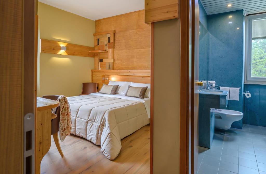 Postel nebo postele na pokoji v ubytování Ovindoli Park Hotel & SPA