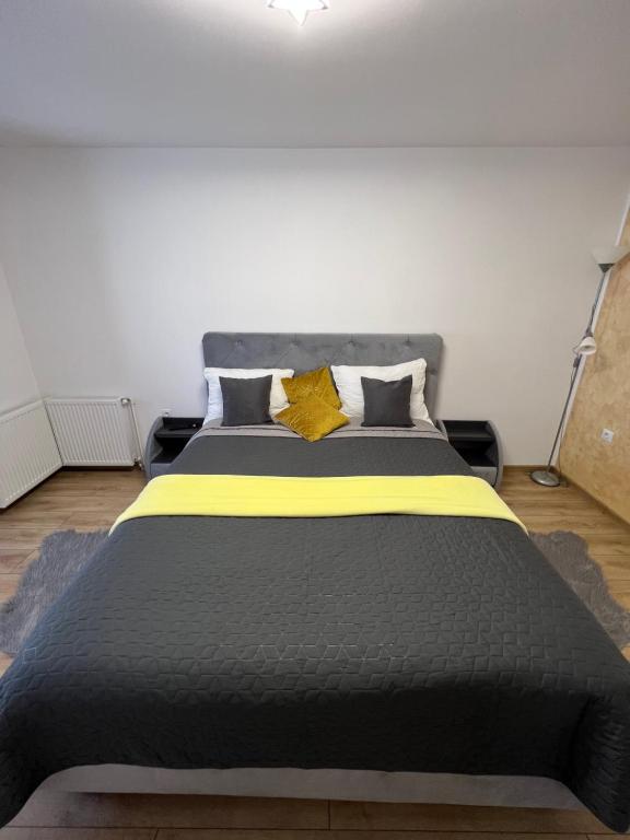 Llit o llits en una habitació de Boby s Apartment with Free Parking