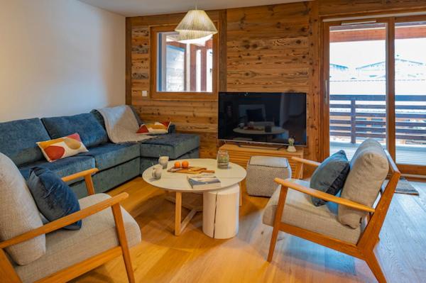 un salon avec un canapé et une table dans l'établissement Le Solaret B207, aux Gets