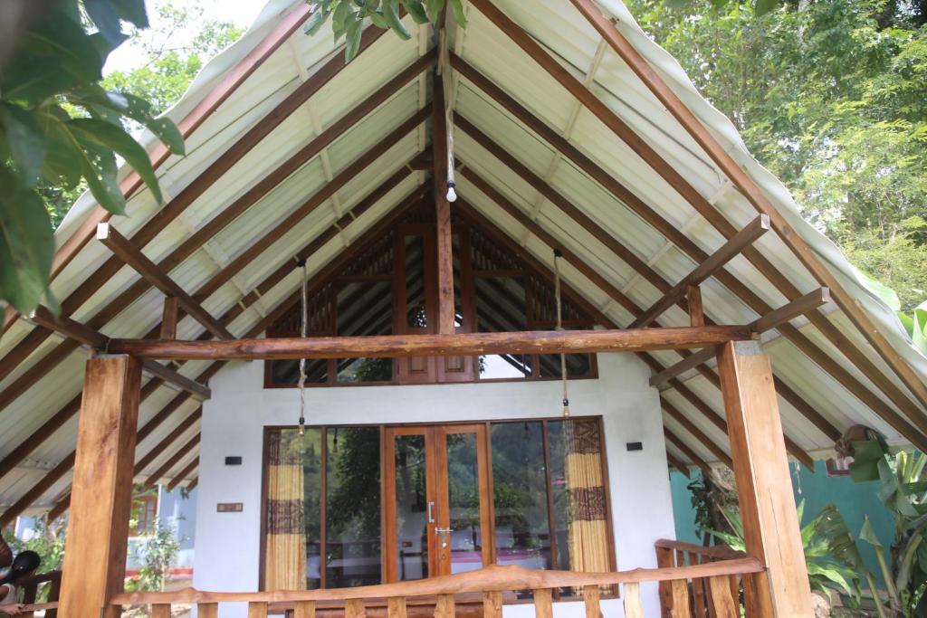 una pequeña casa con techo de gambrel en Green Cloud Villa en Ella