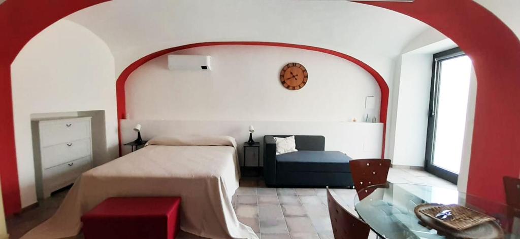 Schlafzimmer mit einem Bett und einem Glastisch in der Unterkunft Ninsòle in La Morra