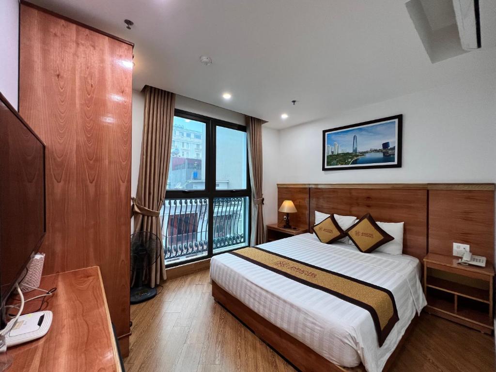 Habitación de hotel con cama y balcón en 4M2 Hotel en Hòa Ðình