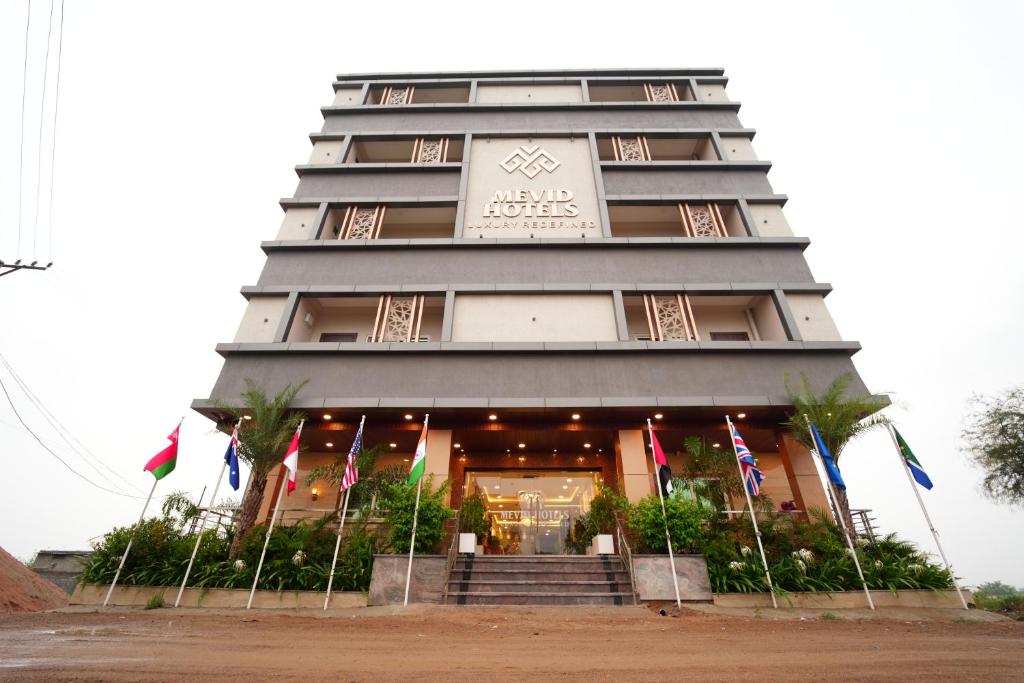 海得拉巴的住宿－Mevid Hotels，前面有旗帜的建筑