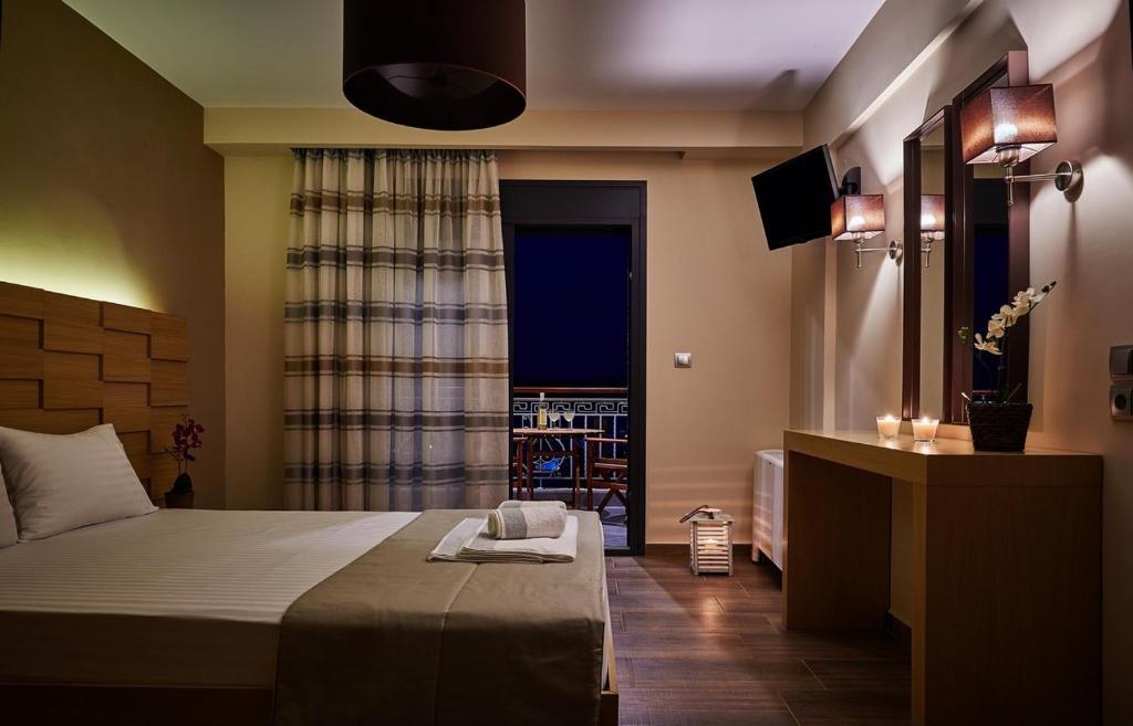 Posteľ alebo postele v izbe v ubytovaní Athos Thea Luxury Rooms