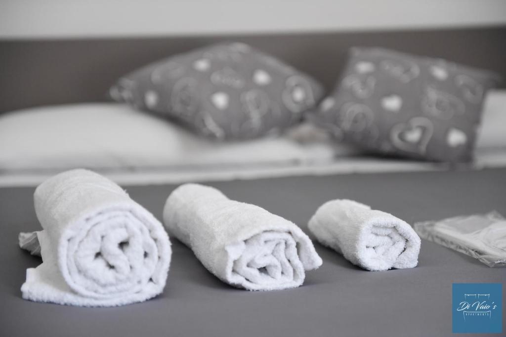 dwa rolowane ręczniki siedzące na stole w sypialni w obiekcie Di Vaio’s Apartments w mieście Napoli