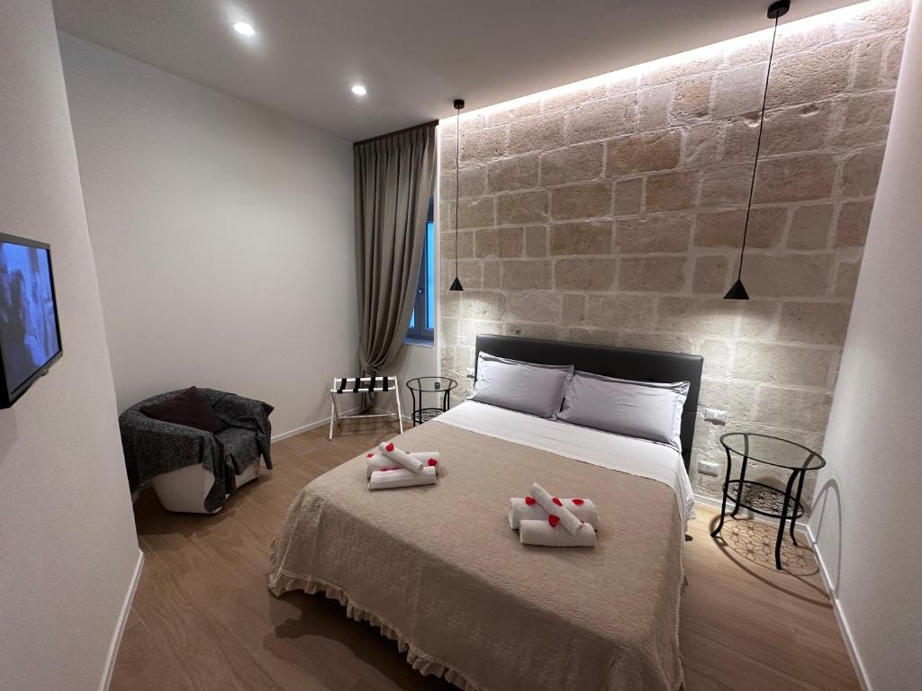 um quarto com uma cama com duas toalhas em Il Tufo In Festa em Matera