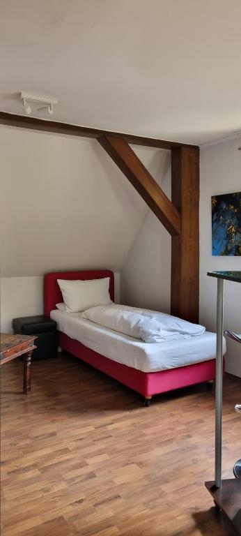 Ein Bett oder Betten in einem Zimmer der Unterkunft Drachenburg