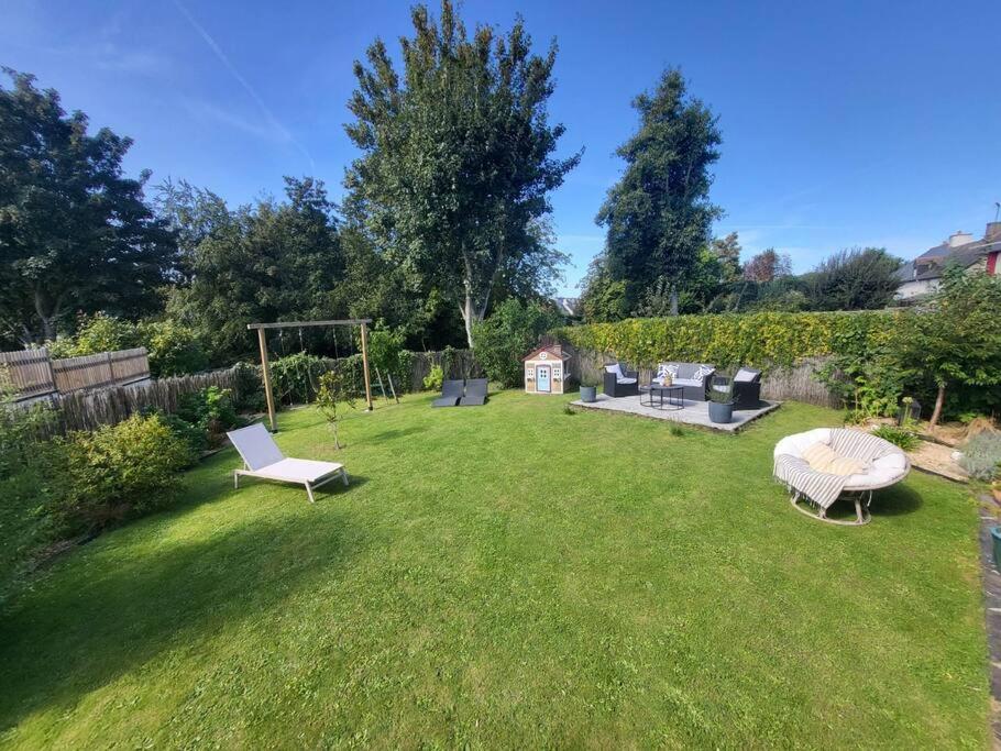 une cour avec deux chaises et un kiosque dans l'établissement Maison familiale top Saint-Malo, à Saint-Malo