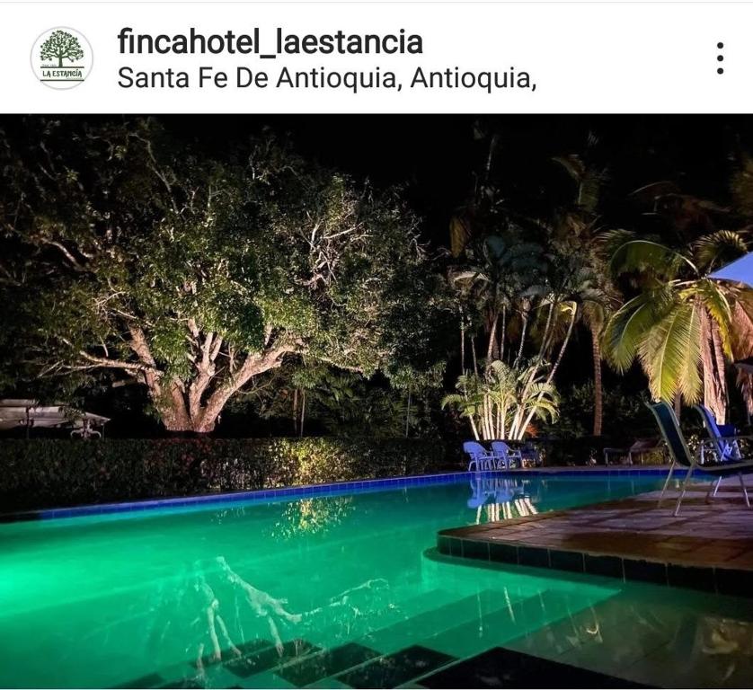 una piscina por la noche en un complejo en Finca Hotel La Estancia, en Santa Fe de Antioquia