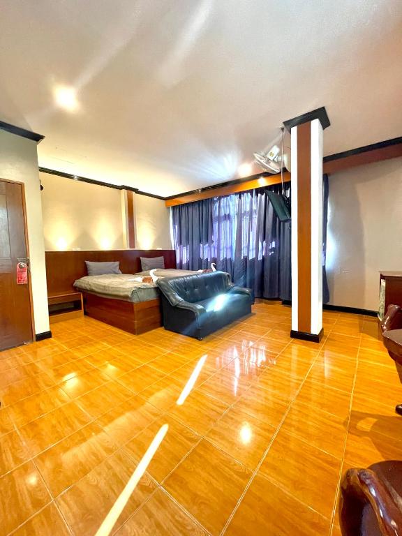 Postel nebo postele na pokoji v ubytování Centre Point Patong