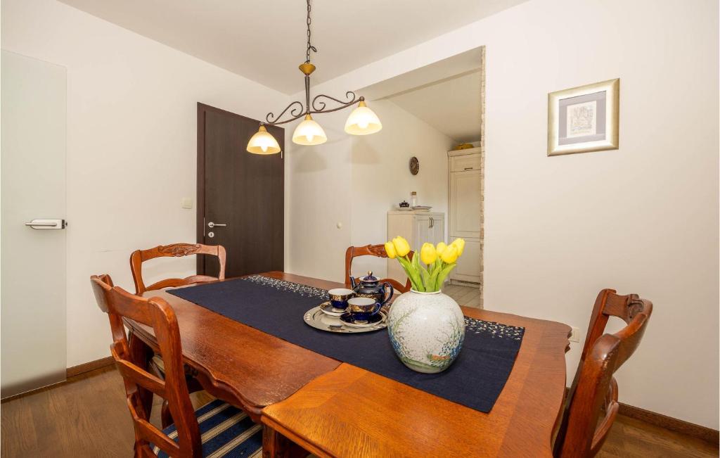 Fotografie z fotogalerie ubytování Two-Bedroom Apartment In Podstrana v destinaci Podstrana