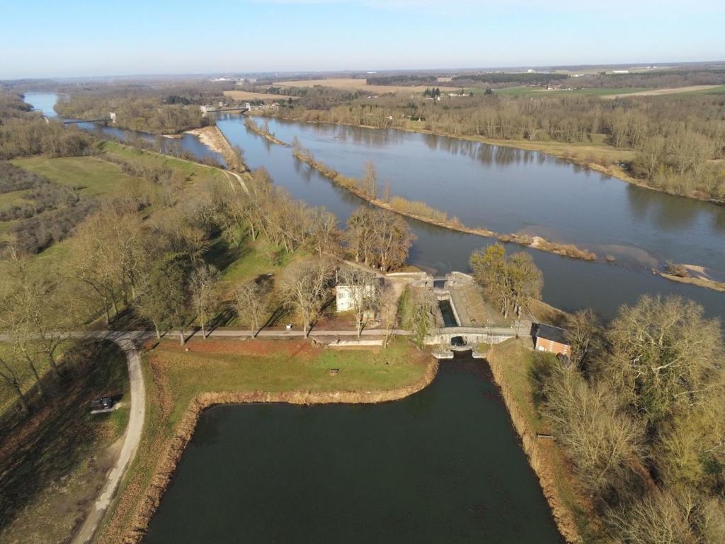 an aerial view of a river with a bridge at Le relais de Mantelot in Châtillon-sur-Loire