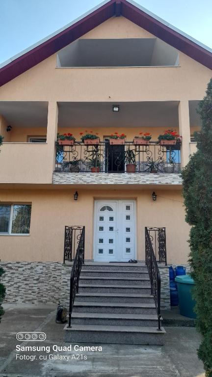 ein Gebäude mit einer Treppe, einer Tür und einem Balkon in der Unterkunft La Nea' Ionica 