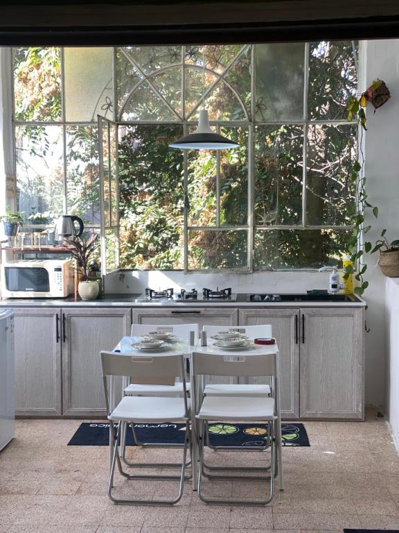 eine Küche mit 2 Stühlen und einem Tisch in der Küche in der Unterkunft Cozy apartment near Paris square in Amman