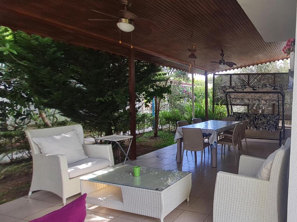 un patio con mesa, sillas y mesa en Triblex Villa I Private Beach I Walking Distance to the Sea 300 meters en Side