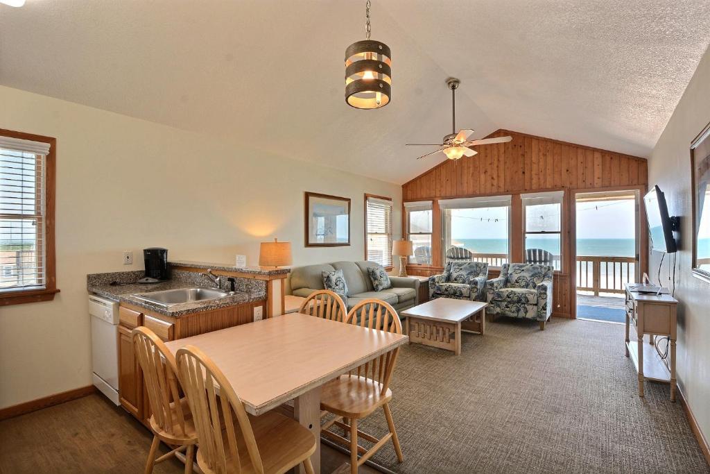 Oceanfront King Suite with Bunks 322, Buxton (aktualisierte Preise für