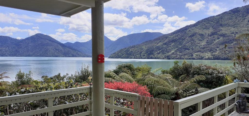 una vista dal portico di una casa che si affaccia su un lago di Mahakipawa Hideaway - Marlborough Sounds Home a Havelock