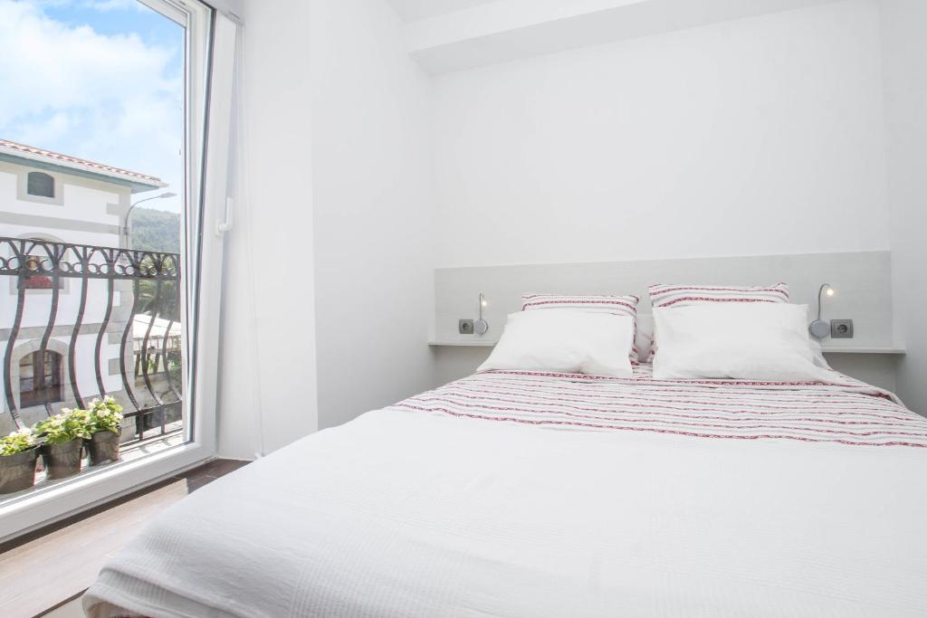 Postel nebo postele na pokoji v ubytování Lekeitio Aterpetxea Hostel
