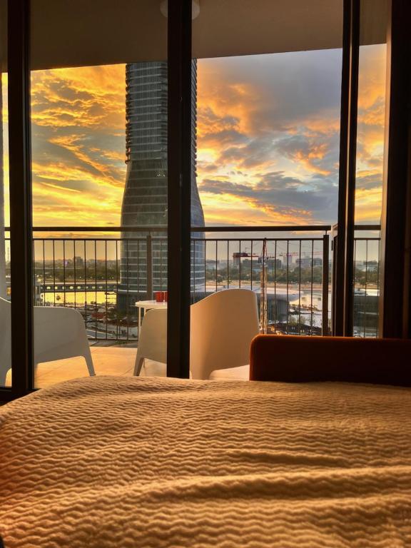 ベオグラードにあるThe View Belgrade Waterfrontのベッドルーム1室(ベッド1台付)が備わります。