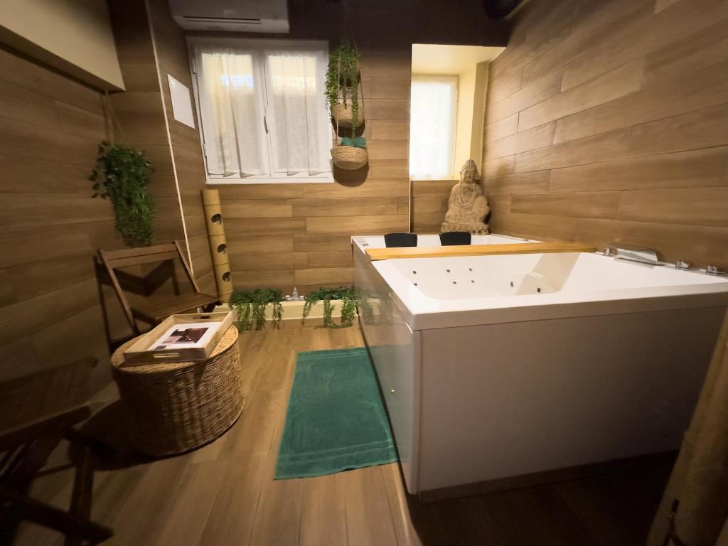 ein Badezimmer mit einer Badewanne und einem Waschbecken in der Unterkunft Le balneo jacuzzi Vieil Antibes Safranier in Antibes