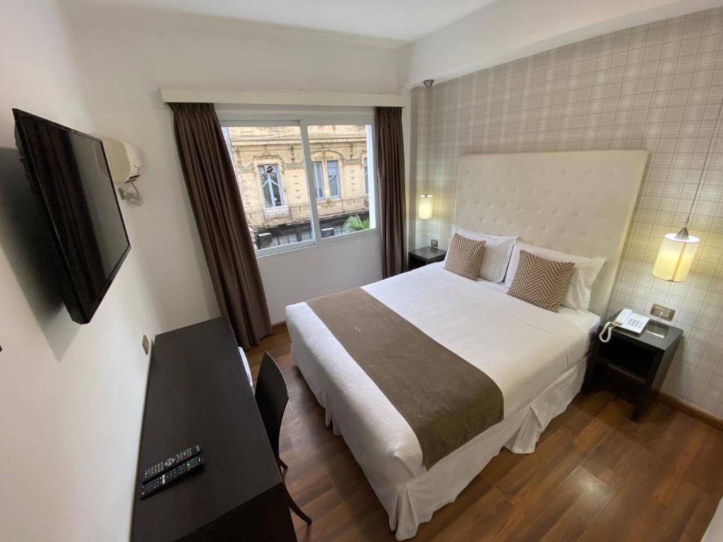 Postel nebo postele na pokoji v ubytování Hotel Alvear