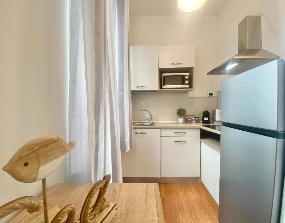 Kuchyňa alebo kuchynka v ubytovaní Mazzini 12, Elegant Central Apartment with Free Private Garage 800 m, Air Conditioning, Wi-Fi, Just 100 m from the Public Beach