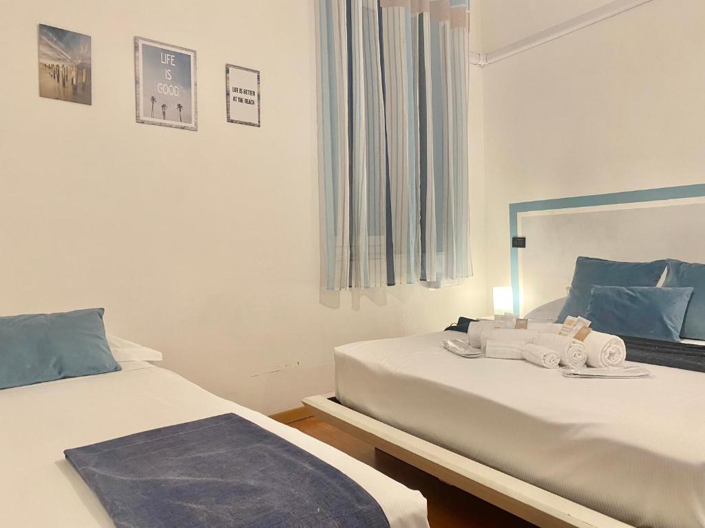 Posteľ alebo postele v izbe v ubytovaní Mazzini 12, Elegant Central Apartment with Free Private Garage 800 m, Air Conditioning, Wi-Fi, Just 100 m from the Public Beach