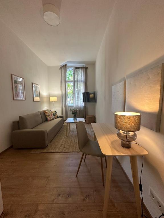 sala de estar con sofá y mesa con lámpara en Mittendrin en Cottbus