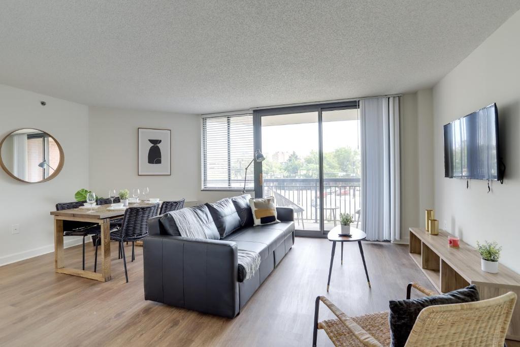 ein Wohnzimmer mit einem Sofa und einem Tisch in der Unterkunft Modern Apartment in the Center at Pentagon City in Arlington