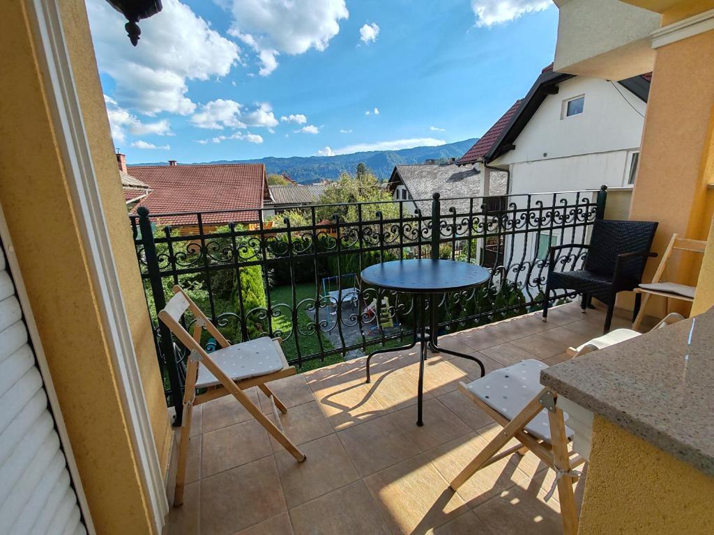 eine Terrasse mit einem Tisch und Stühlen auf dem Balkon in der Unterkunft Matt's central place in Bled