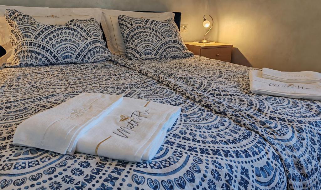 Cama con manta y almohadas azules y blancas en Matt's central place en Bled