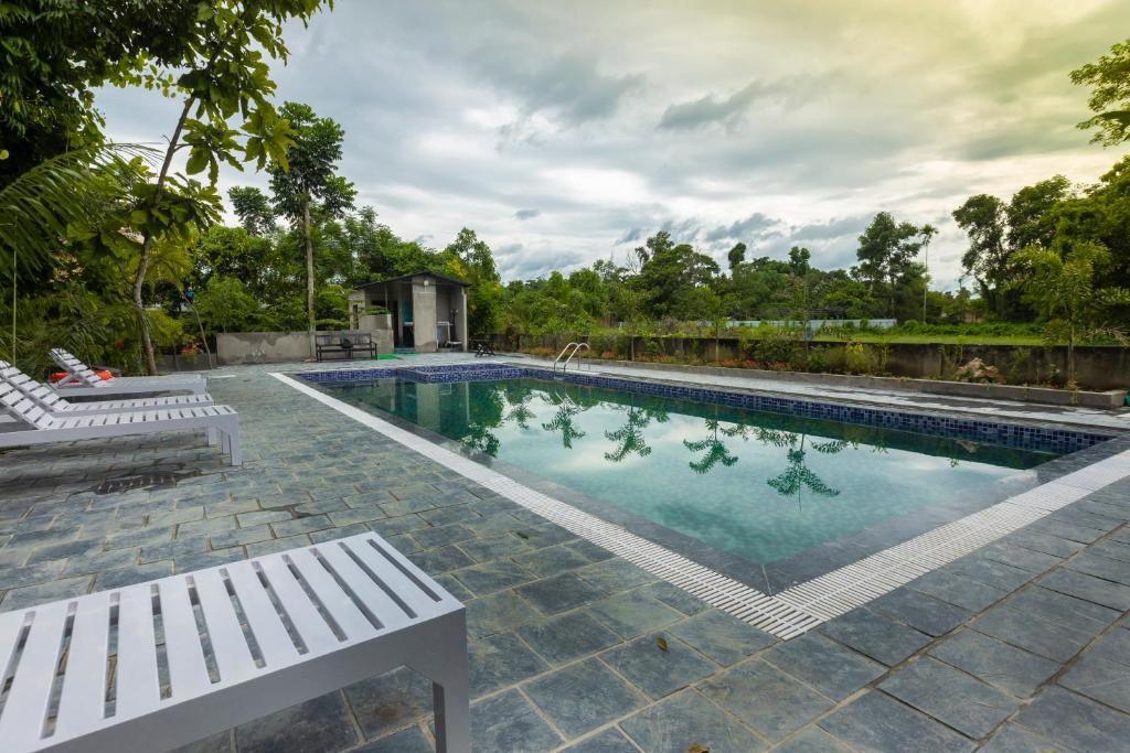 Piscina di Hotel Parkside & Swimming Pool-Between Greenery and Azure ,Your Perfect Retreat o nelle vicinanze