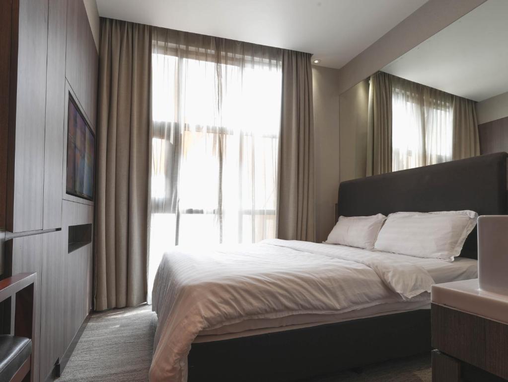 Tempat tidur dalam kamar di Amrise Hotel Kitchener, Check In 9PM, Check Out 8AM