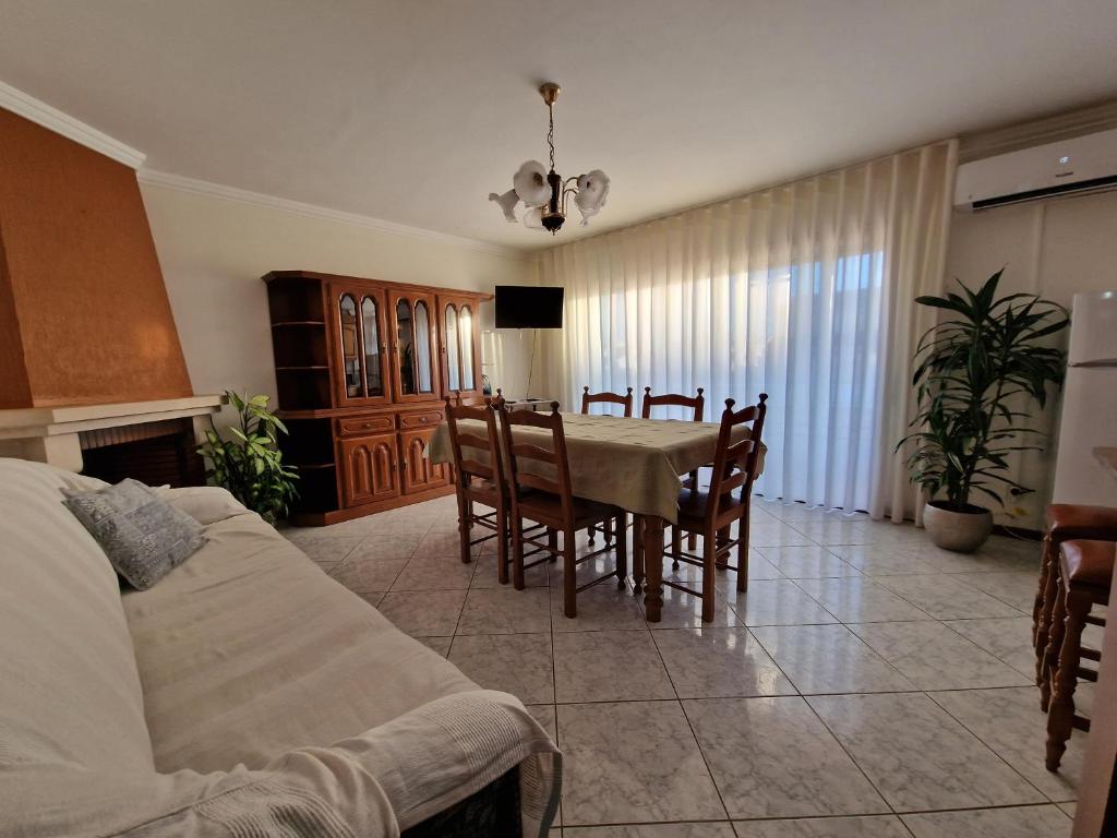 オバールにあるFuradouro - Apartamento Praiaのキッチン、ダイニングルーム(テーブル、椅子付)