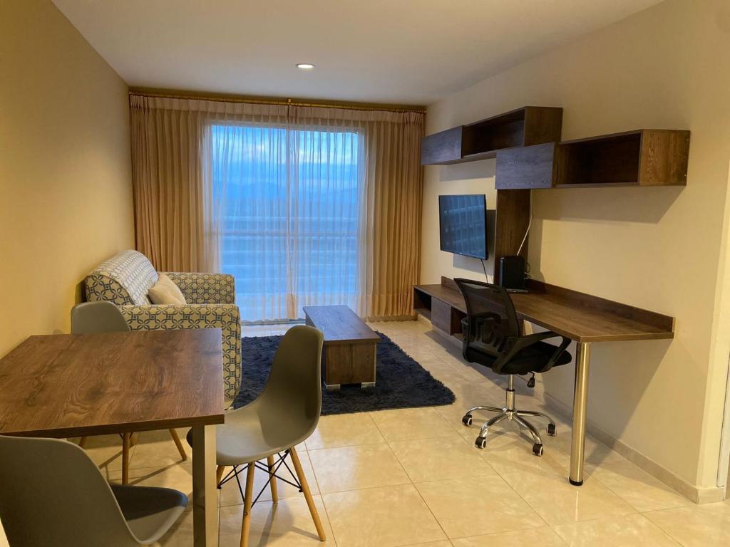 un soggiorno con tavolo e scrivania di Valledupar I amplio y comodo apartamento cerca a todo y en zona segura de la ciudad a Valledupar