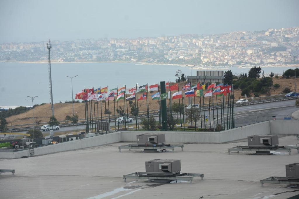 Un mucchio di bandiere su una collina con un mucchio di panchine di Hera Rezidans a Kırac