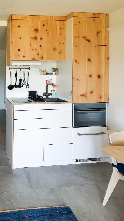 Kuchyň nebo kuchyňský kout v ubytování Modernes Alpenstudio mit Bergblick, Pool und Sauna