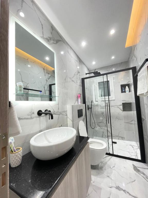 Koupelna v ubytování Apollo 2 bd Jacuzzi Suite